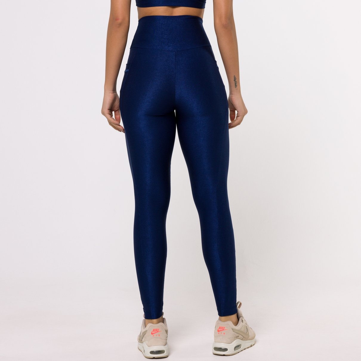 04 calca legging canelada com bolsos laterais azul marinho