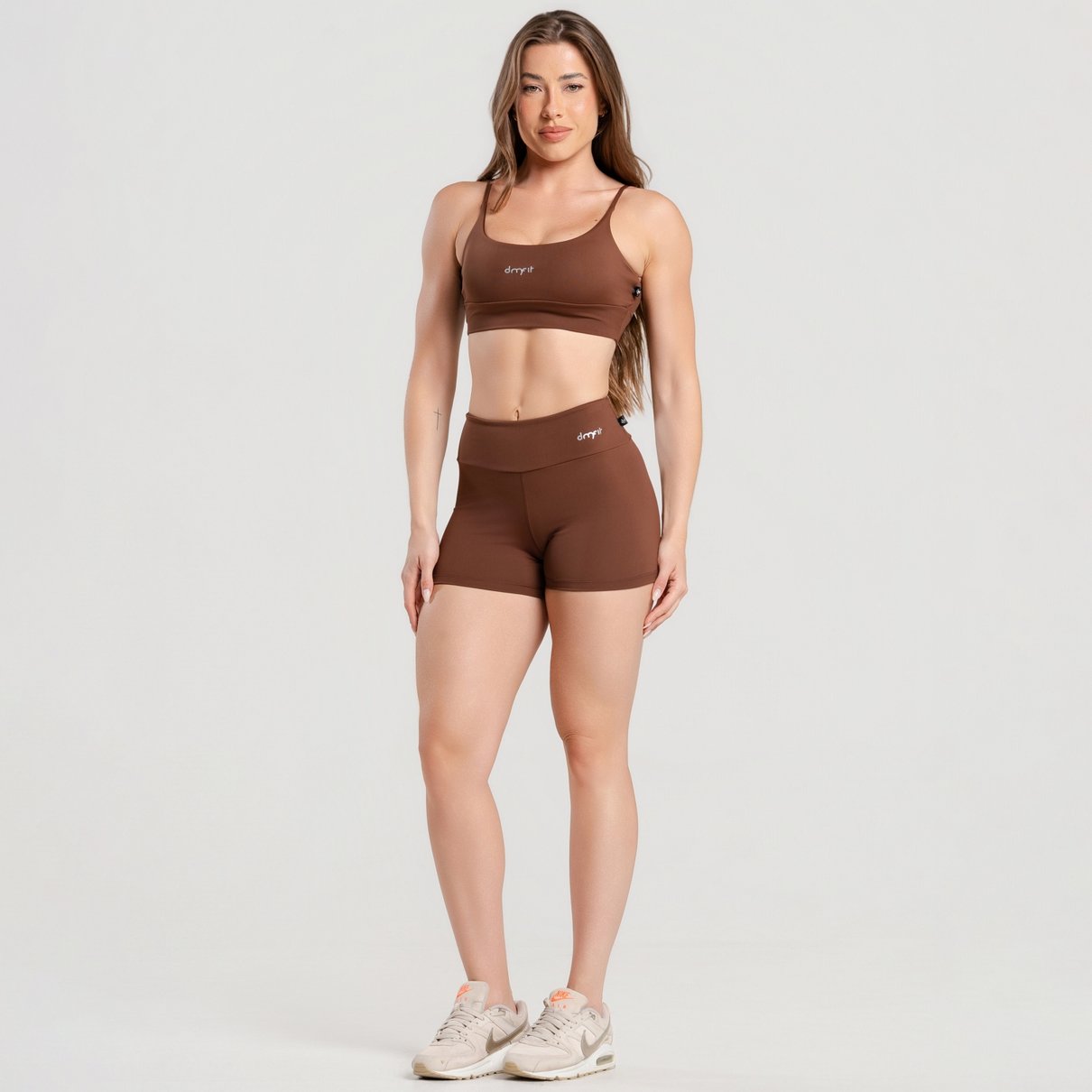 01 short fitness poliamida basico marrom