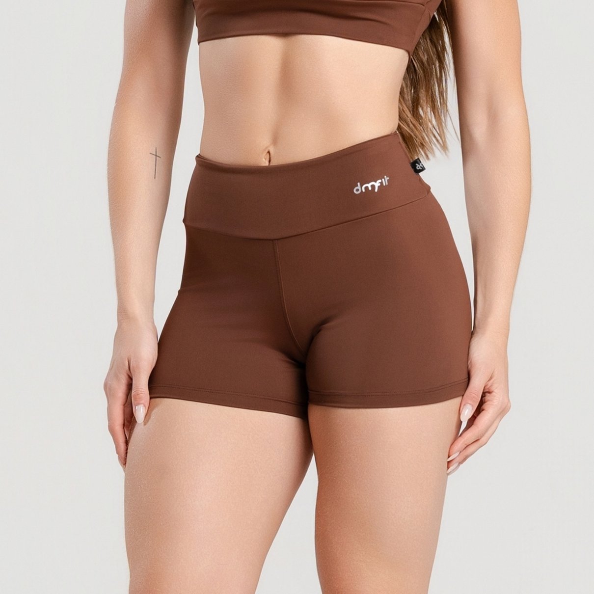 03 short fitness poliamida basico marrom