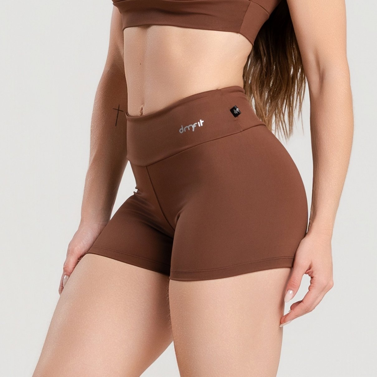 04 short fitness poliamida basico marrom