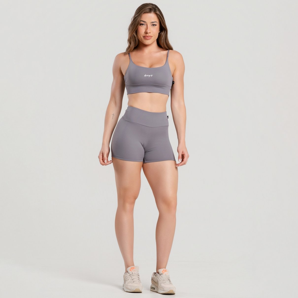 01 short fitness poliamida basico cinza