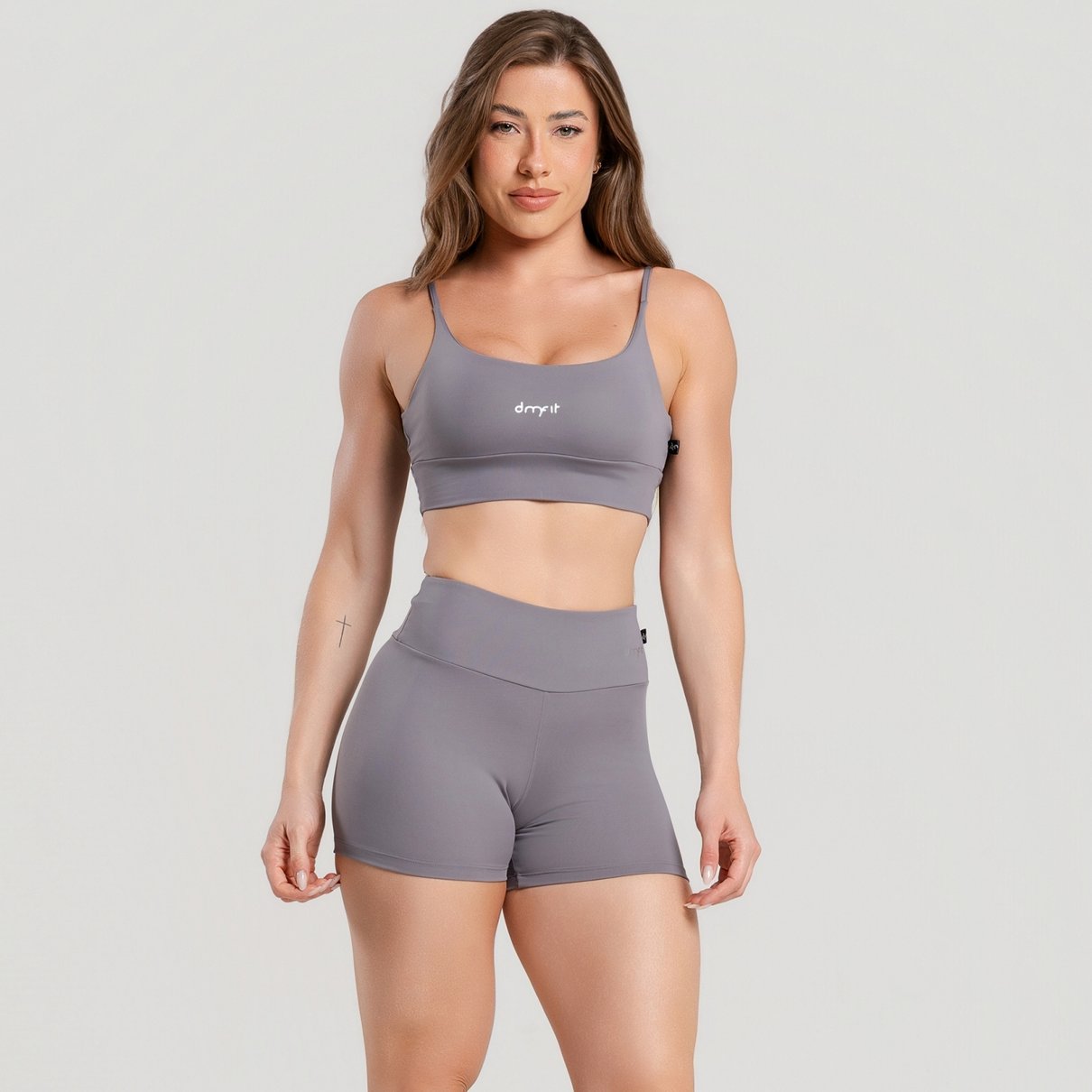 02 short fitness poliamida basico cinza