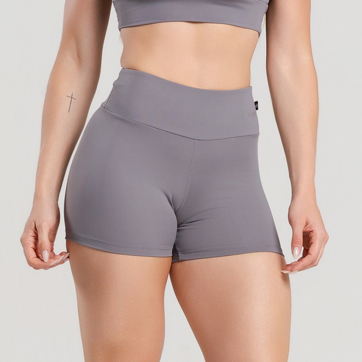 03 short fitness poliamida basico cinza