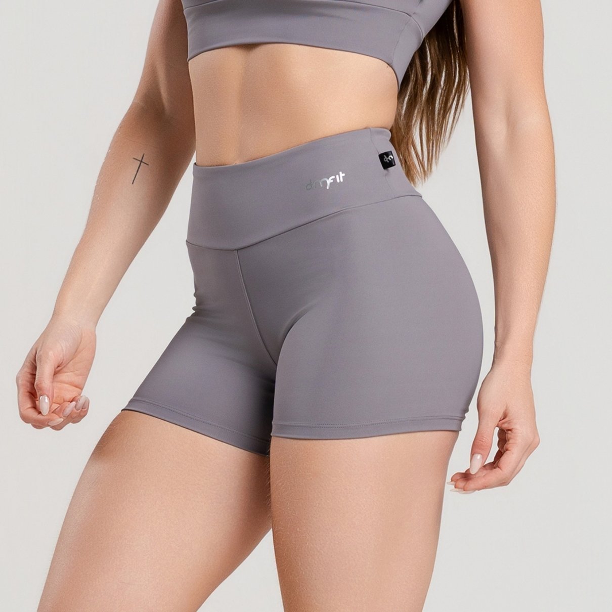 06 short fitness poliamida basico cinza