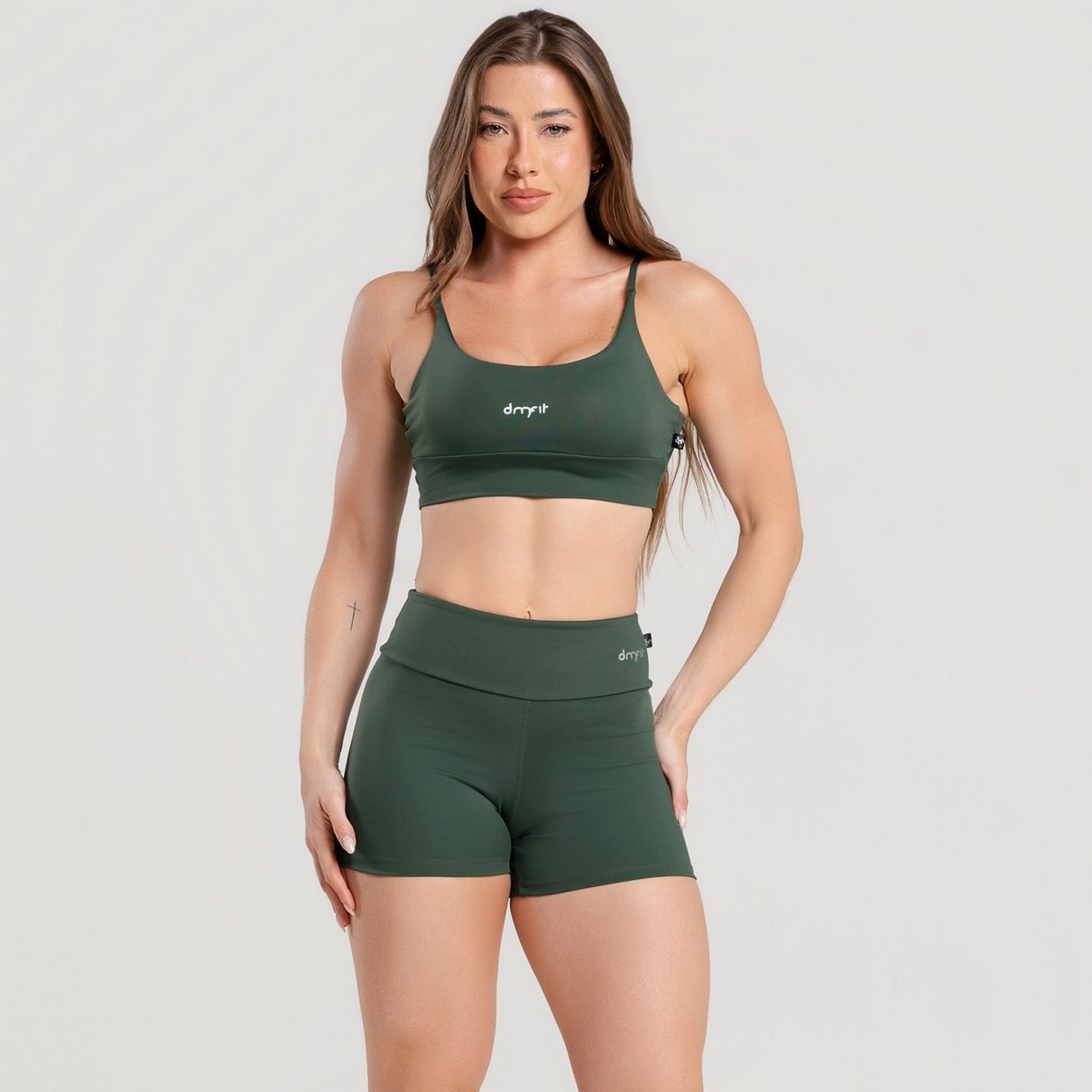 02 short fitness poliamida basico verde